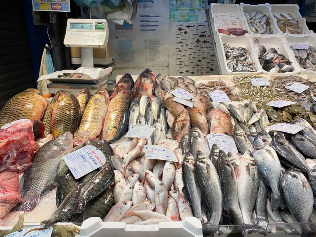 banco di pesce al mercato dell'Esquilino||||